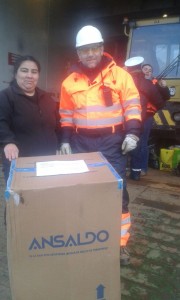 Isabel Negue recibiendo los regalos de Navimag